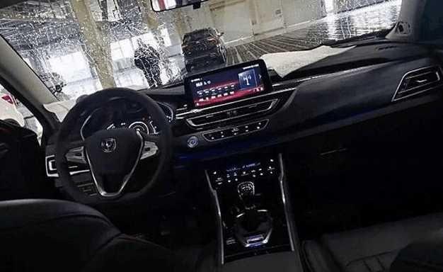 偶遇新款长安cs75实车,字母车标被抛弃,内饰大改后很宝马-新浪汽车