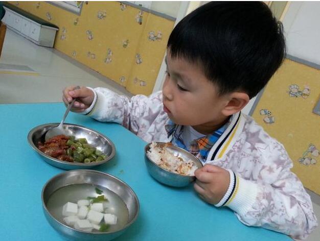 汤泡饭,嚼不烂,宝宝吃汤泡饭的6大危害,别再