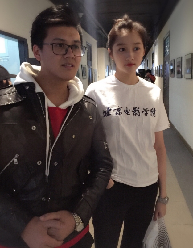 关晓彤北影校服参加期末考试 始终保留小心机 大长腿无处不在