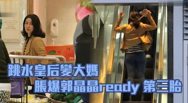 肉沙发让儿女坐遭嘲讽 港媒批她生二胎爆肥变