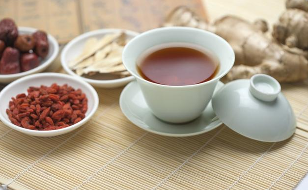 黄芪和枸杞泡水喝好处多,但这6类人却不适合喝