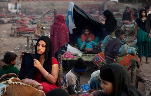 去印度旅游!印度贫民窟里的孕妇,没有医生自己