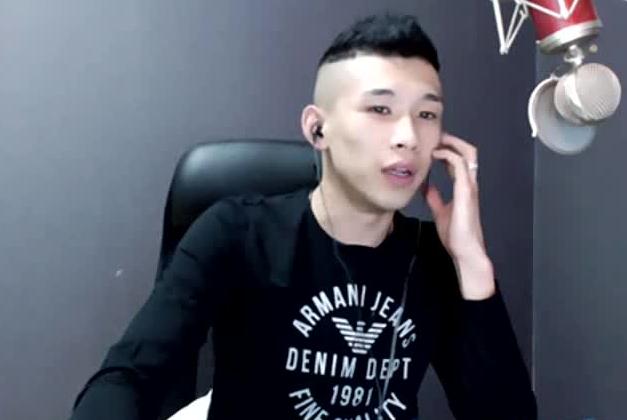 yy主播利哥,天佑收入加起来不及她一个人,第一辆车买百万奔驰