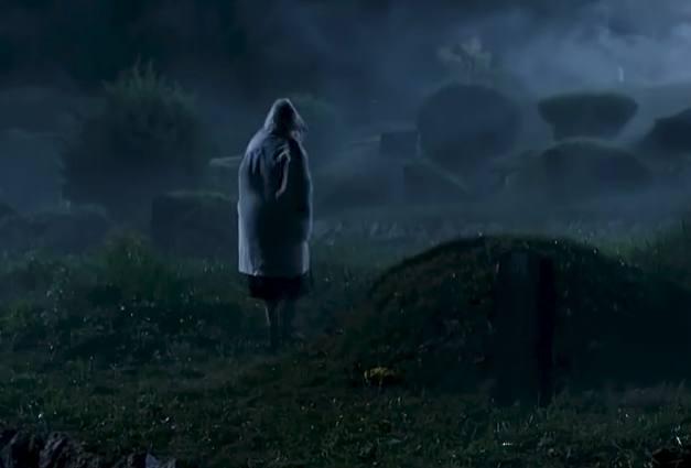 三更半夜出门溜达,竟然看见坟头有鬼火,屠户大