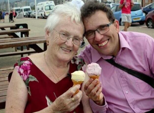 直击国外“老妻少夫”的恩爱照，很难让人接受