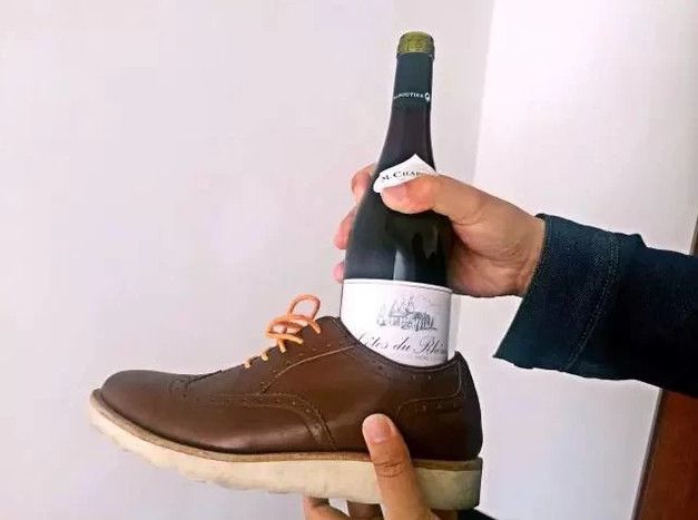 教你怎样不用开瓶器开带有软木塞的葡萄酒