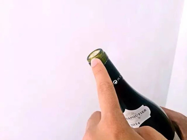 教你怎样不用开瓶器开带有软木塞的葡萄酒
