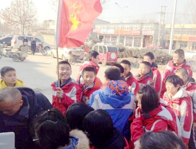 他们的寒假这样过:敬老院里献爱心