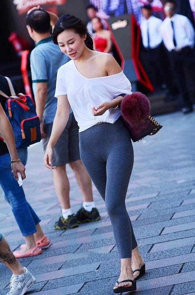 街拍, 蜜桃水蛇腰的大屁股少妇, 成熟女人就是开放当街露大屁股