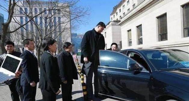 和2米26姚明一起坐观光车什么感受?1米9的叶莉表情呆萌hold不住