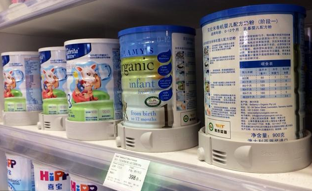 月子里宝宝,到底吃多少毫升的牛奶?吃多吃少对