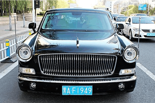 哈尔滨最牛红旗车,车牌号1949,劳斯莱斯看到都