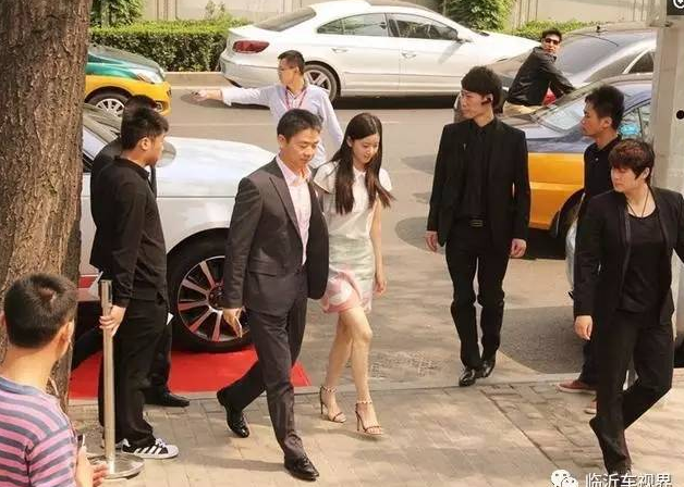 穷小伙十年前遭嫌弃被迫分手，十年后成功逆袭，如今身价500?..