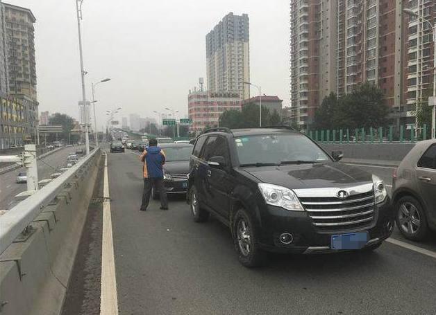 迈腾追尾带流氓钩哈弗,迈腾车主:下车看到两车