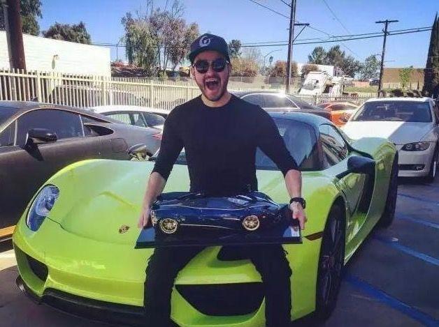 美国最贵的小区，网红的车却没资格停在小区，劳斯莱斯只能露天停