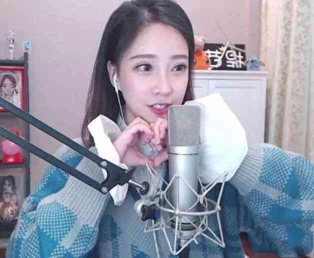 冯提莫直播玩吃鸡,和开挂有啥区别!