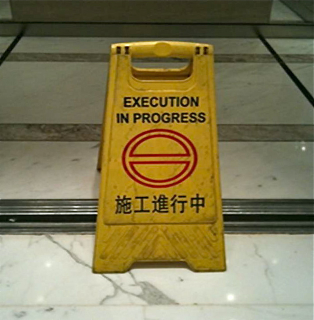 这些估计由天才临时工翻译的英文告示牌,已经