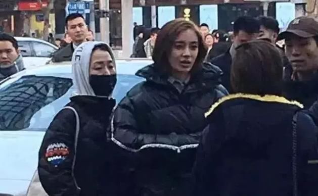 未修图的baby有点国字脸的走向,而杨幂剧中的