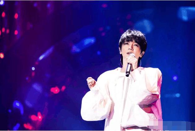 尴尬!结实姐冠军神话不再,《歌手》华晨宇改编