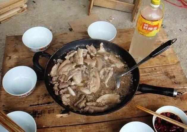 城里女婿过年来农村媳妇家探亲,嫌农村饭脏光