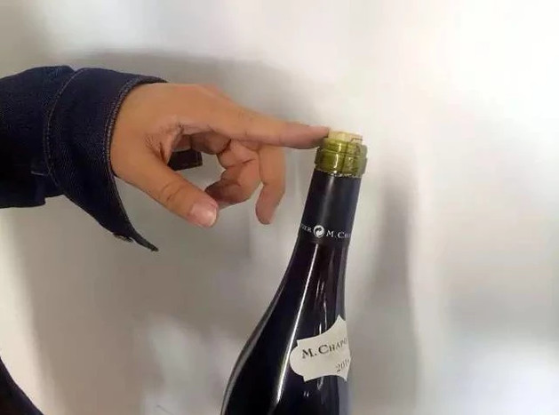 教你怎样不用开瓶器开带有软木塞的葡萄酒