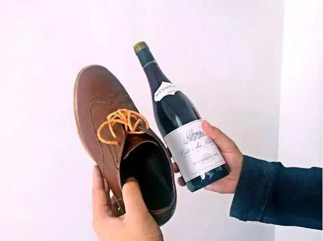 教你怎样不用开瓶器开带有软木塞的葡萄酒
