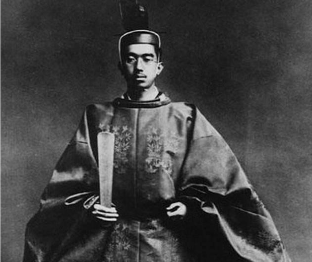 日本天皇从神变成了人的照片