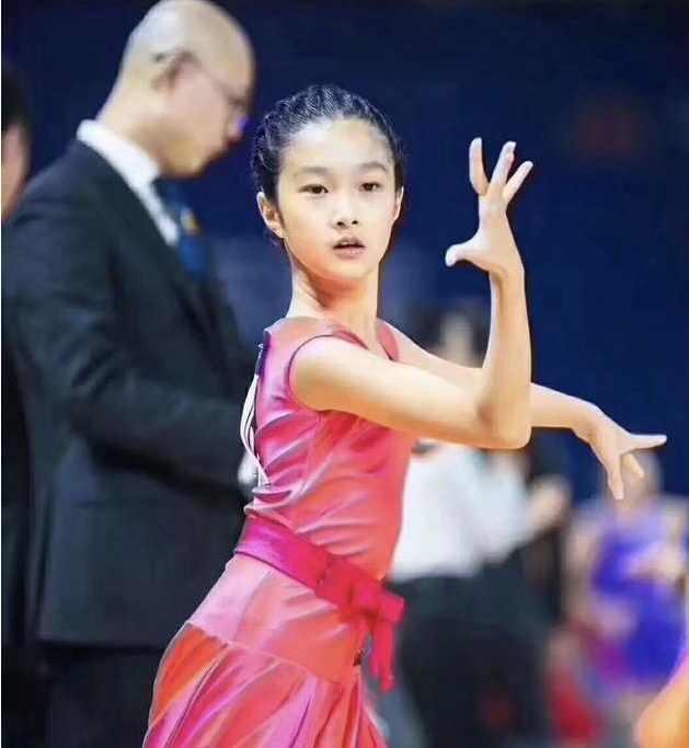 文章女儿文君竹近照曝光, 像极了母亲马伊琍