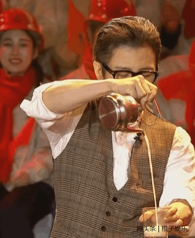 2018春晚刘谦放大招,一壶白水倒出5种饮料,还