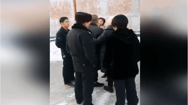 死刑犯行刑前与家人见面, 深情紧拥4岁女儿