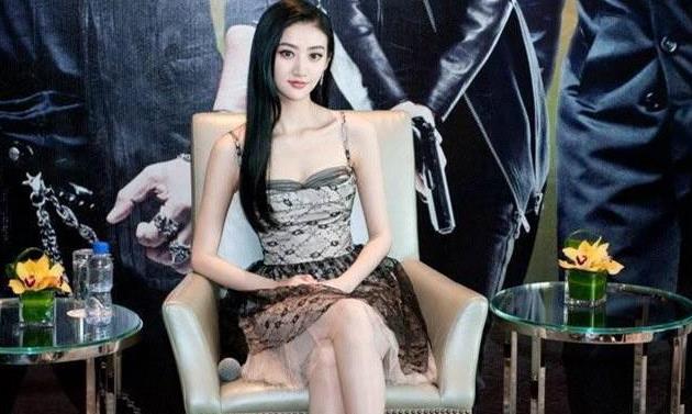 景甜晒照,穿一条粉色吊带裙,真的是仙女本人了!