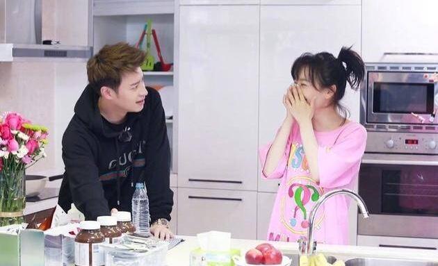 吴昕潘玮柏INS互动,两人年后首度互动,算是撒