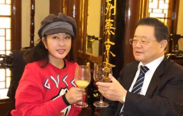 刘晓庆晒亲友欢聚照，和76岁老公举杯对饮甜秀恩爱