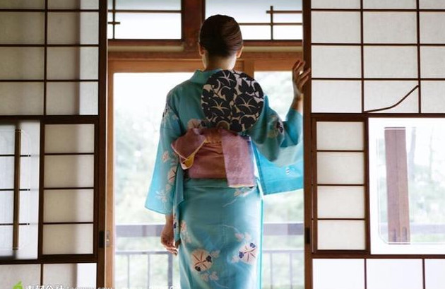 日本和服后面的小垫是用来干什么的?真相让人
