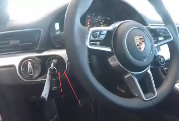 保时捷911的启动按钮,在方向盘左手方.