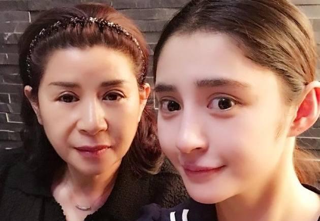 李心艾眼睛大了一个度,网友:妈妈为配合也去割双眼皮