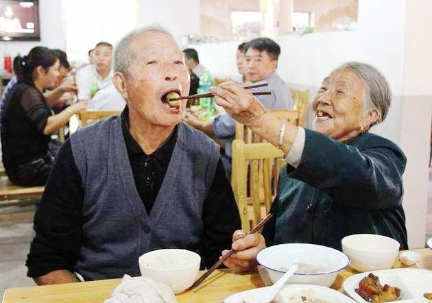 敬老院的伙食就是这个水平看着叫人心疼,不知