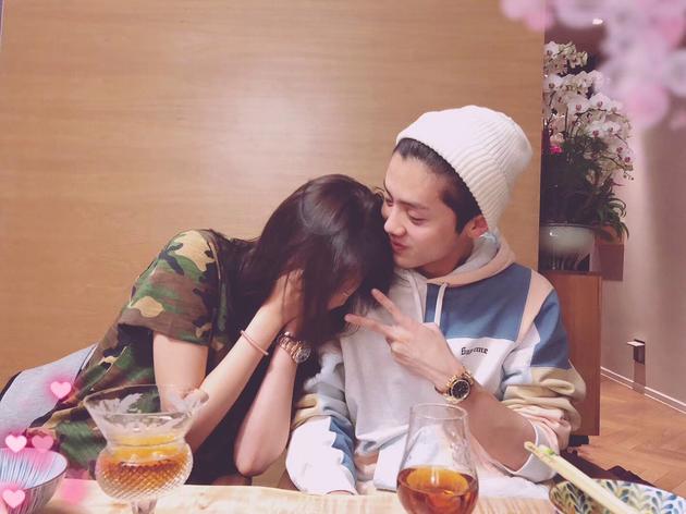 看鹿晗关晓彤小时候旧照特别有夫妻相,网友:原