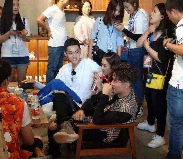 看了赵丽颖与吴亦凡的合照,再看看与冯绍峰的