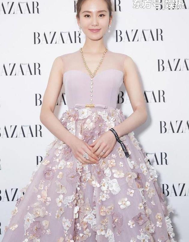 或者是一身淡粉色晚礼服亮相芭莎之夜,刘诗诗清新淡雅不去争艳便吸引