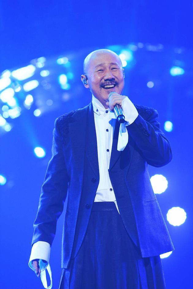 腾格尔宝刀未老现身《我是歌手》, 西装黑裙混