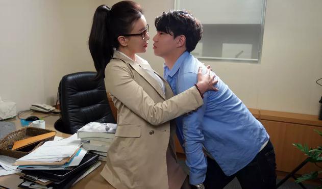 和家教老师谈恋爱,这部韩国电影真会玩