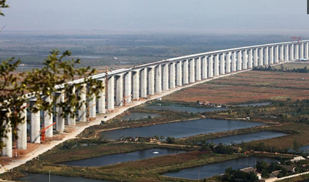 高铁黄河第一桥,一公里造价2亿元,175个桥墩,雄