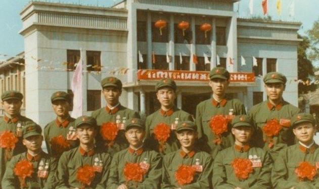 记得这位英雄吗? 阵亡后仍死死握手中红旗! 如今, 有人说他还活着