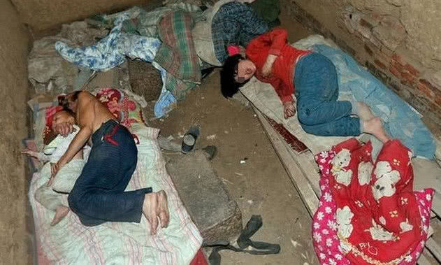 70多岁老光棍捡了个20岁智障女孩，二人生下的孩子看着都叫人心疼