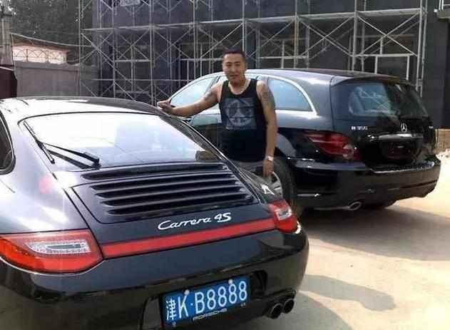 天津土豪来炫富! 穿着拖鞋带着金项链, 开着13