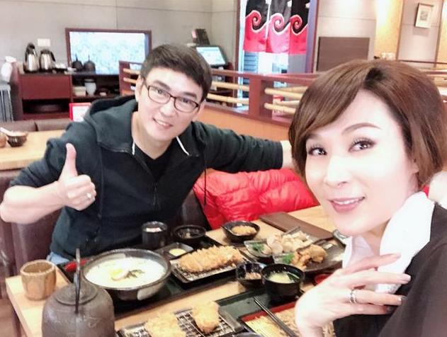 焦恩俊一家近照:前妻出轨他净身出户,女儿漂亮,二婚妻子气质佳