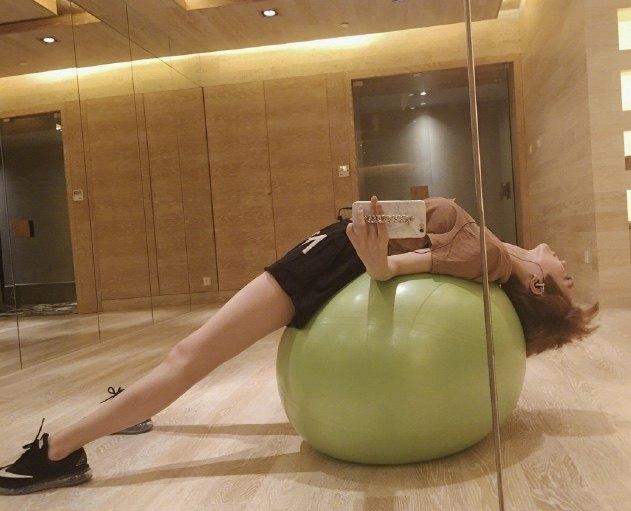 《我的青春遇见你》姜妍再次展示好身材,可马丽同款发型更加脸盲