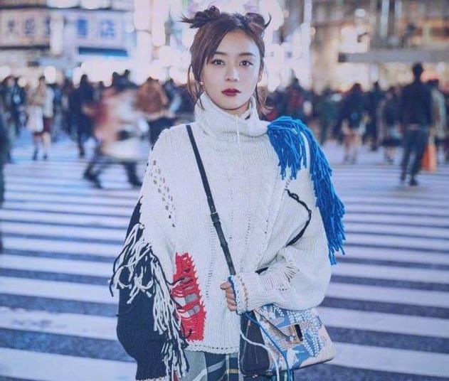 都说戚薇扎双丸子头好看,其实林允也不错!