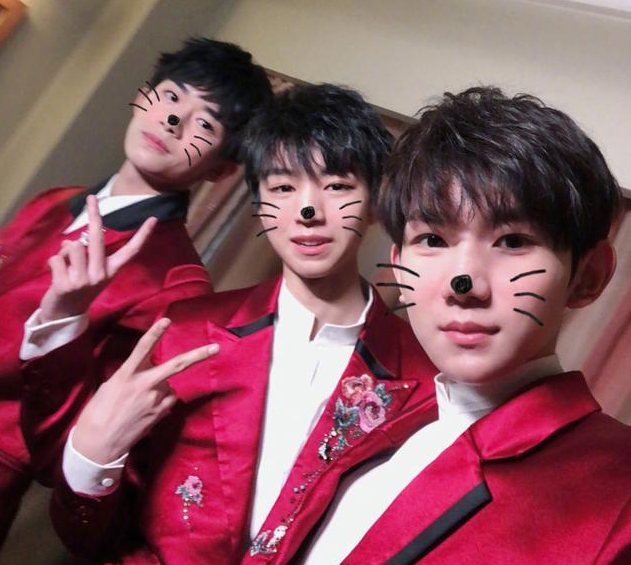 tfboys霸气帅照2020,tfboys霸气帅照帅气 tfboys穿红色礼服亮相春晚,王俊凯帅气,王源秀气,千玺霸气!